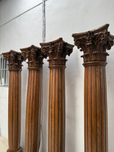 4 columnas de gran tamaño. 2