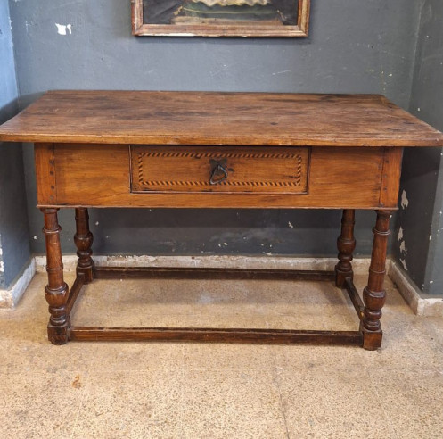 Mesa o consola de roble con tablero de una sola pieza, cajón central (tapizado) y marquetería.