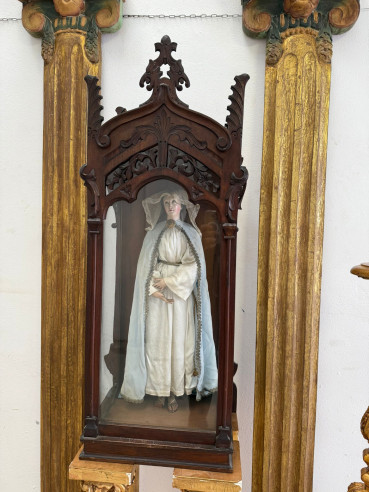 Antigua Virgen Inmaculada de capipota en talla de madera con capilla incluida.