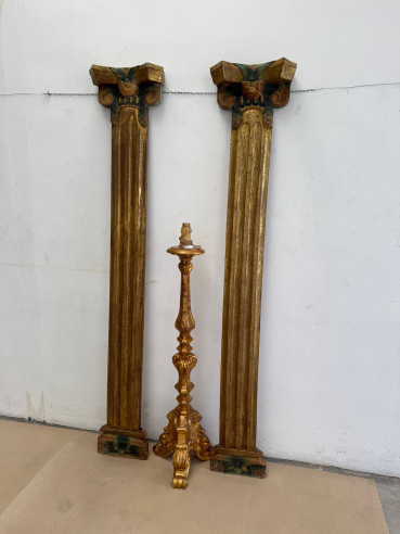 Pareja de medias columnas doradas para altar y talladas en madera.