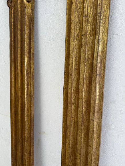 Pareja de medias columnas doradas para altar y talladas en madera.