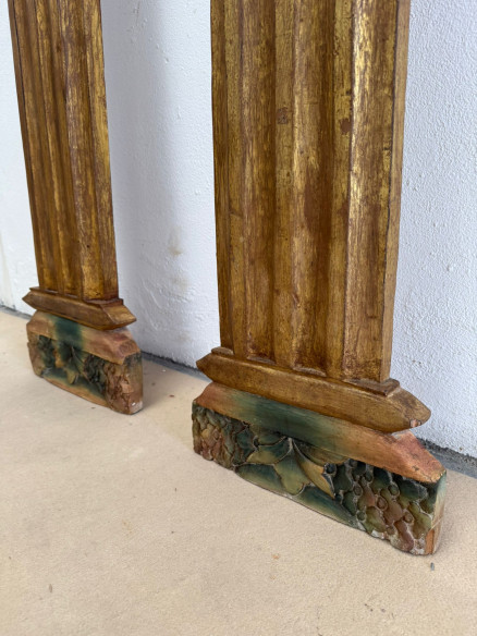 Pareja de medias columnas doradas para altar y talladas en madera.