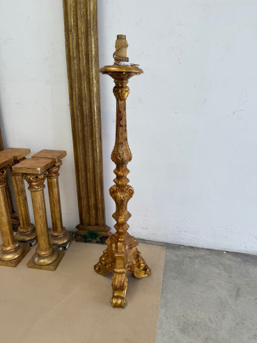 Candelabro barroco dorado tallado en madera.