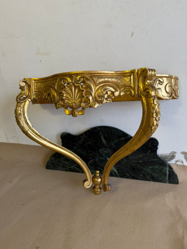 Consola isabelina (de colgar), dorada en oro fino con tapa de mármol verde italiano.