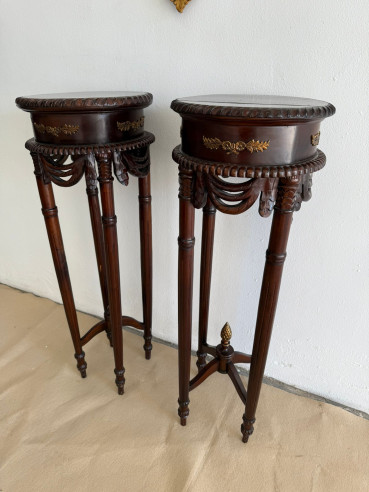 Pareja de pedestales tallados en madera y adornos en bronce.