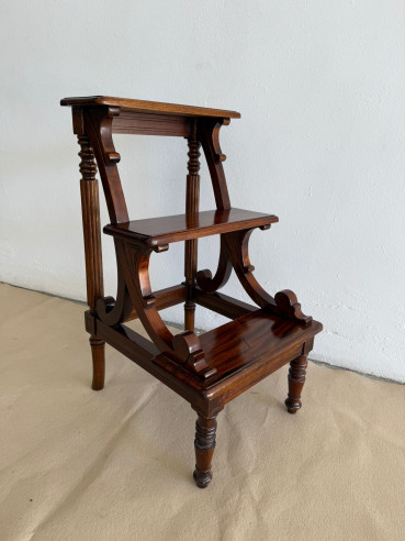 Elegante escalera librería en madera de caoba (estilo inglés), con 3 peldaños.