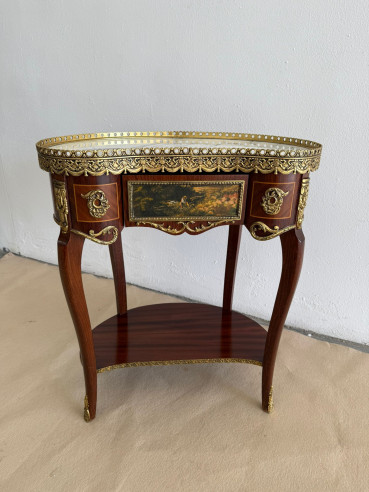 Mesa riñonera en madera de caoba, remates y barandilla en bronce representando flores, guirnaldas y rocallas.