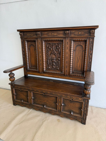 Elegante escaño o banco con arcón en madera de roble francés.