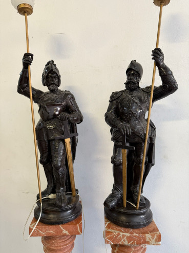 Pareja de estatuas de alabarderos en terracota policromada,