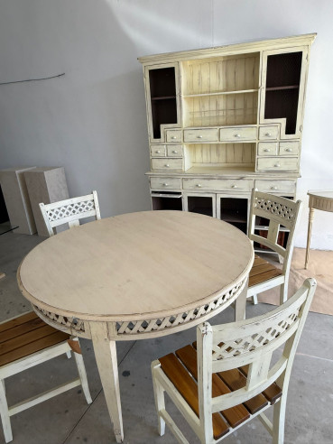 Conjunto de mesa, 4 sillas, vitrina, alacena y mesa de aux.