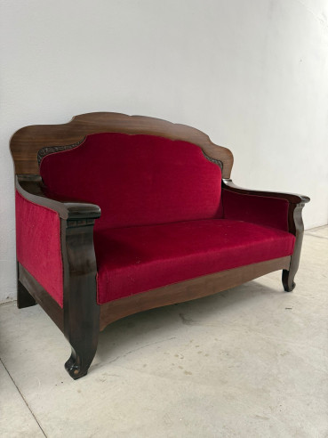 Elegante sofá inglés en caoba con terciopelo rojo.