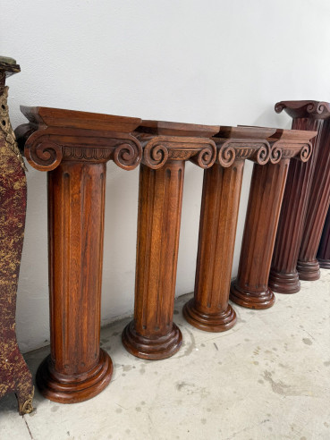 1 Pareja de pedestales con capiteles tallados...