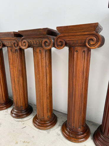 1 Pareja de pedestales con capiteles tallados...