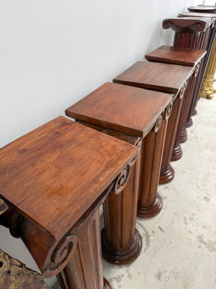 1 Pareja de pedestales con capiteles tallados en madera.