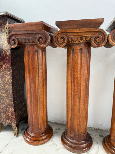 1 Pareja de pedestales con capiteles tallados...