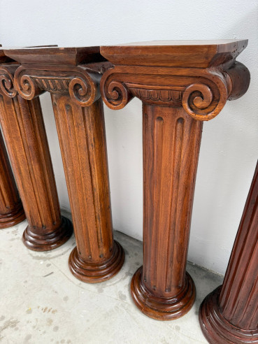 1 Pareja de pedestales con capiteles tallados...
