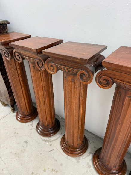 1 Pareja de pedestales con capiteles tallados en madera.