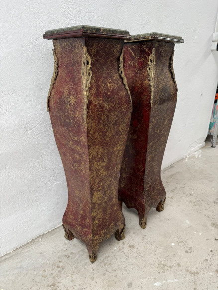 Elegante pareja de pedestales con tapa de mármol verde.