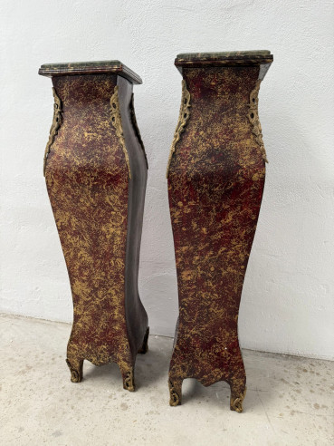 Elegante pareja de pedestales con tapa de mármol verde.