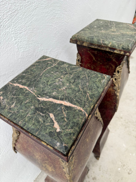 Elegante pareja de pedestales con tapa de mármol verde.