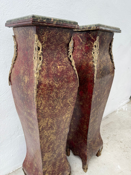 Elegante pareja de pedestales con tapa de mármol verde.