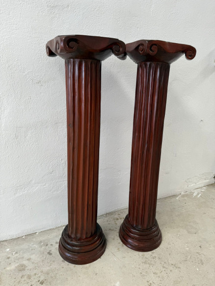 Pareja de pedestales tallados en madera.