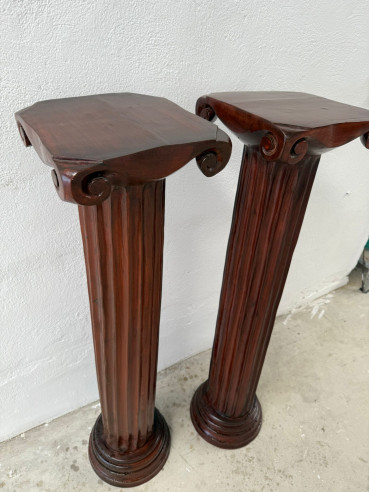 Pareja de pedestales tallados en madera.