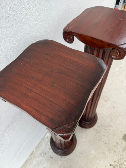 Pareja de pedestales tallados en madera.