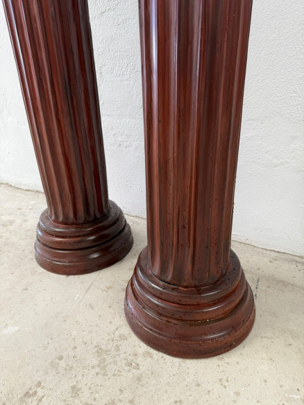 Pareja de pedestales tallados en madera.