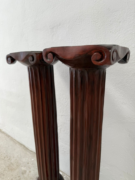 Pareja de pedestales tallados en madera.