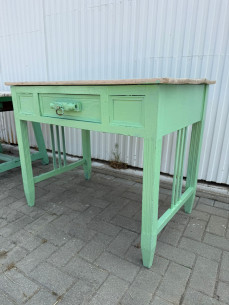 Bonita mesa rústica de cocina con cajón.