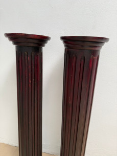 Pareja de pedestales tallados en madera. 2