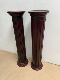 Pareja de pedestales tallados en madera.