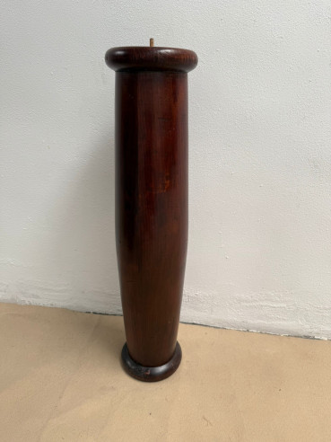 Columna en madera, ideal para señor atado a la columna.