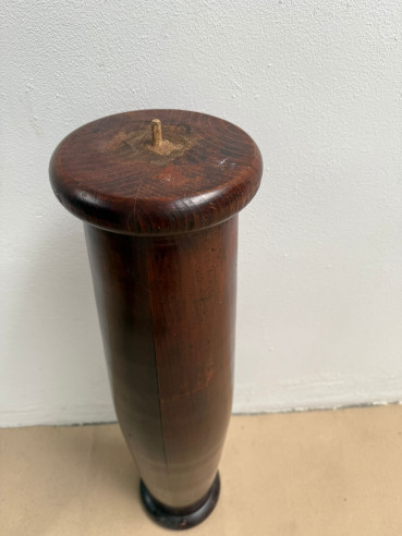 Columna de madera con base.
