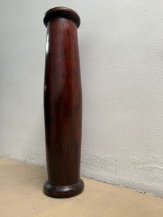 Columna de madera con base. 2