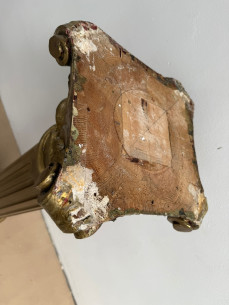 Columna en madera dorada con capitel tallado a mano. 2