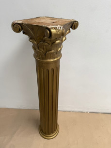 Columna en madera dorada con capitel tallado a mano.