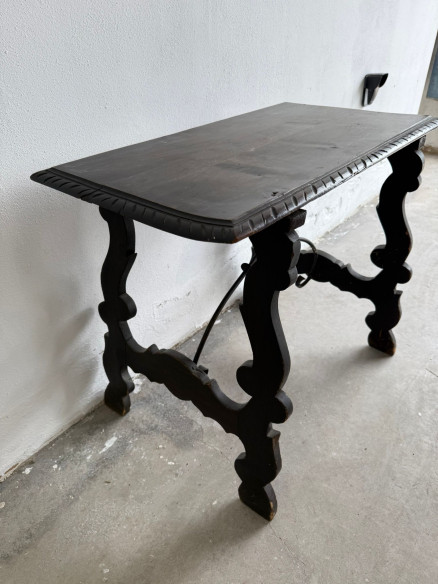 Elegante mesa pata lira con herrajes.