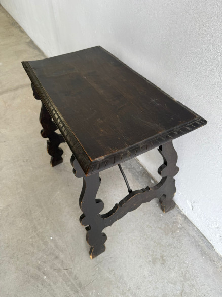 Elegante mesa pata lira con herrajes.