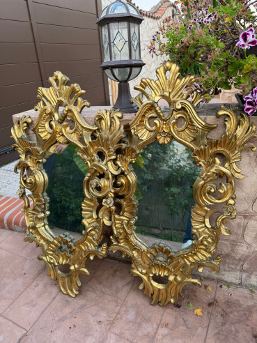 Elegante pareja de cornucopias talladas en madera y doradas en oro fino.