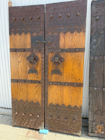 Fantástica puerta en madera de roble con bonitos herrajes.