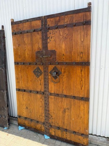 Fantástico portón en madera de roble con adornos en hierro forjado.