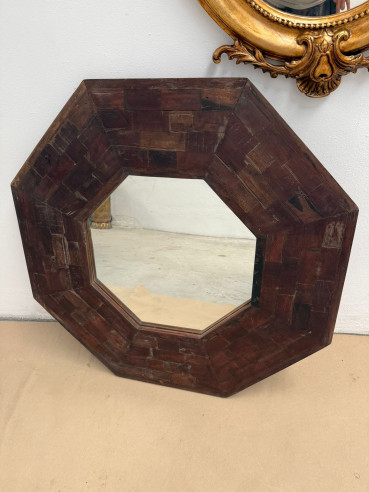 Gran marco con espejo central octagonal, hecho en taracea con madera de roble.