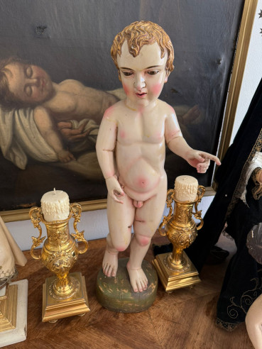 Niño Jesús tallado en madera con bonita policromía.