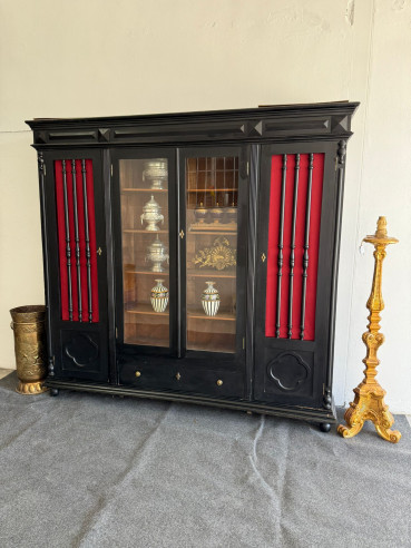 Elegante librería con baldas.