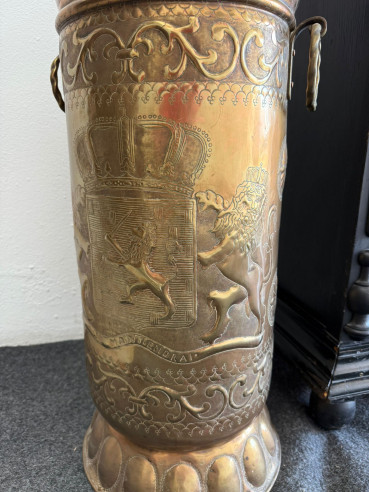 Paragüero bastonero con detalles cincelados y escudo de Lucena labrado.