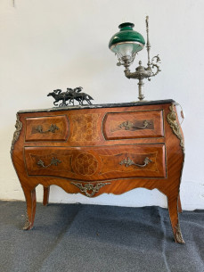 Cómoda en marquetería y bronces con tapa de mármol negra...