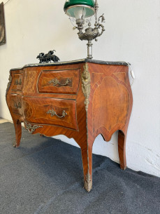 Cómoda en marquetería y bronces con tapa de mármol negra... 2