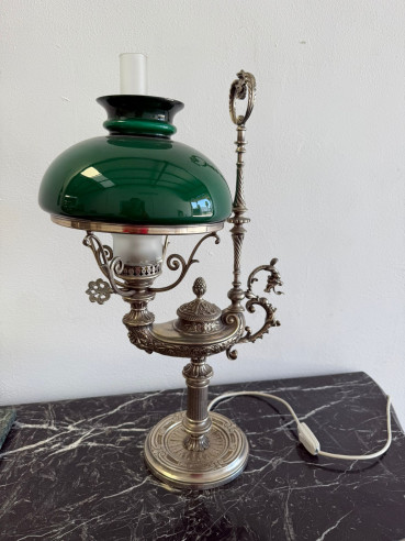 Elegante lámpara con tulipa y quinqué